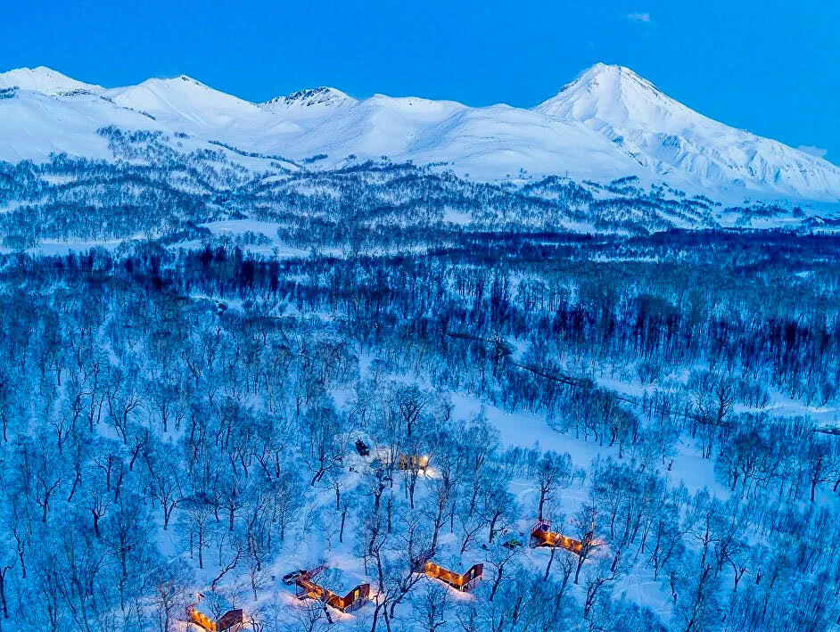 Каждый дом оснащён термальным бассейном, террасой и панорамными окнами, из которых открывается вид на горы, вулканы и сопки. Фото: «Камчатка Форест Лодж» / Яндекс Путешествия 