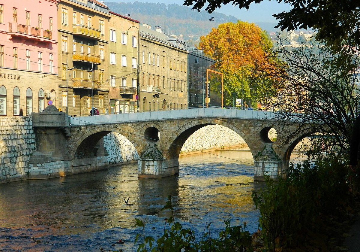 Когда Босния входила в единую Югославию, мост назывался в честь Гаврилы Принципа, сербского студента, совершившего покушение на австрийского эрцгерцога. Фото: sundeviljeff. Latin Bridge 02 / Wikimedia