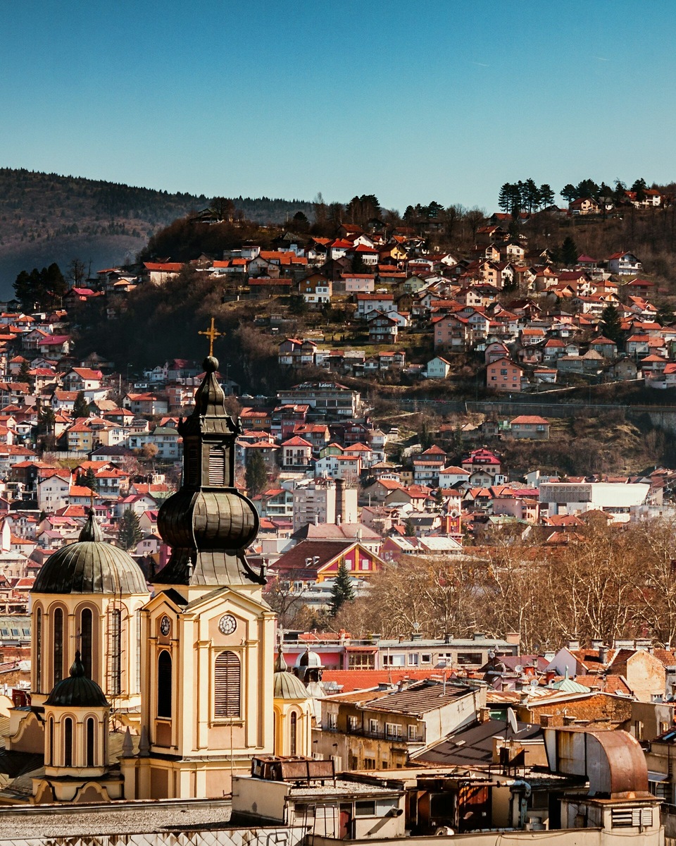 В Сараево мусульманская, православная, католическая и еврейская общины сосуществовали веками, за что город получил прозвище «Европейский Иерусалим». Фото: Milana Jovanov / Unsplash