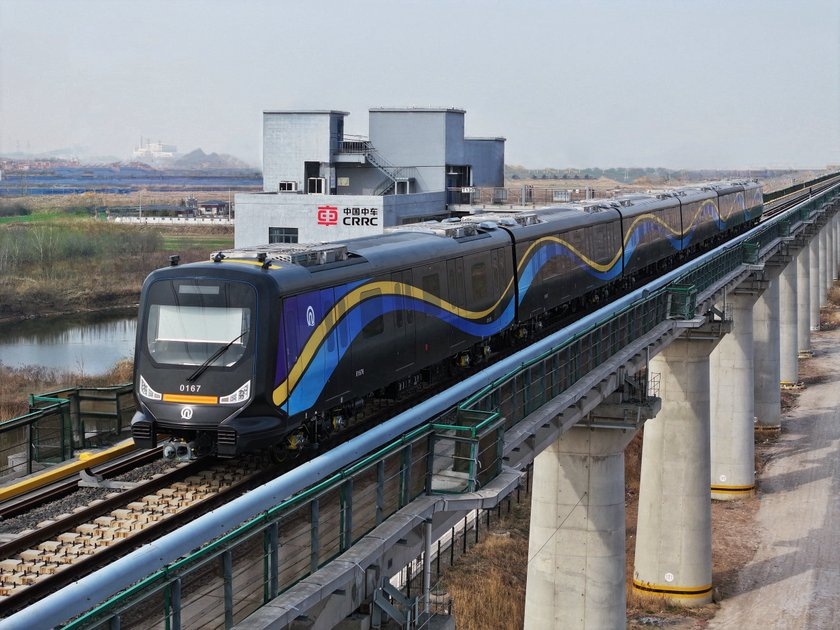 В Китае представили первый в мире пассажирский поезд, который сделали из углеродного волокна. Новинка получила название Cetrovo 1.0.