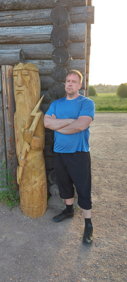 Сфоткался с идолом Перуна в историческом парке "Бастионъ" в Карелии