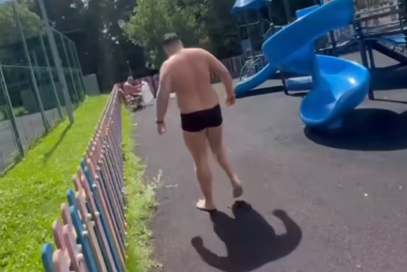 Дети на детской площадке. Игровая площадка для детей. Детские площадки. Мужчина загорал на детской площадке. Детская площадка для малышей.