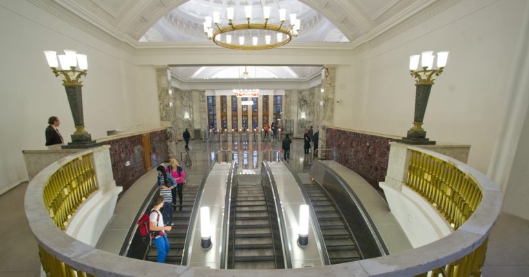 Новый способ держать станции метро в сохранности понравился московским властям: недавно стали регулярно закрывать на вход в часы пик станцию «Бауманская», теперь ровно то же самое будет с «Парком...