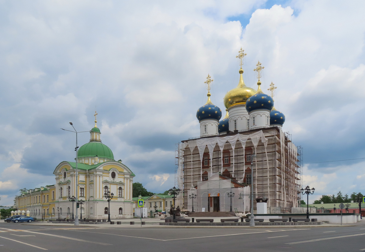 Спасо-Преображенский собор. Слева Путевой дворец и Екатерининская церковь