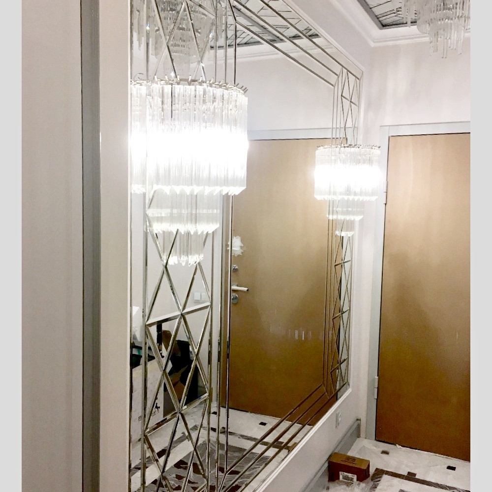 Зеркальное панно большого размера с узкими полосами, ромбами и фацетом