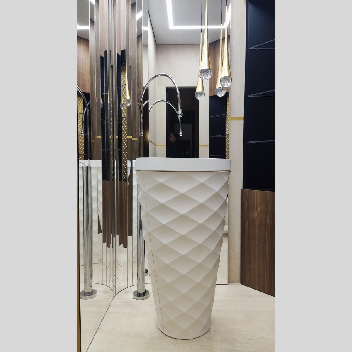 Зеркальное панно на радиусную стену