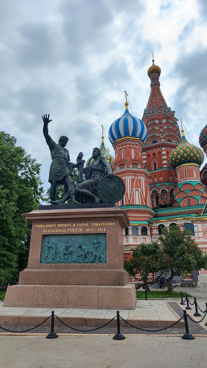 Храм Василия Блаженного и памятник Минину И Пожарскому