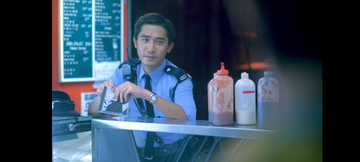 Тони Люн в роли полицейского в "Чунгкингском экспрессе"