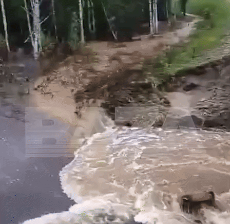    Вода снесла не только рельсы, но и автомобильные дороги. Видео ТГ-канала "База"