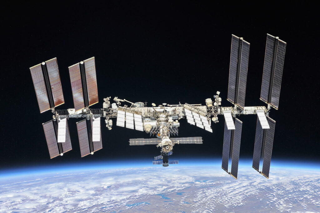 NASA выбрало компанию SpaceX для разработки космического корабля, который должен увести с орбиты Международную космическую станцию (МКС) в конце десятилетия.
