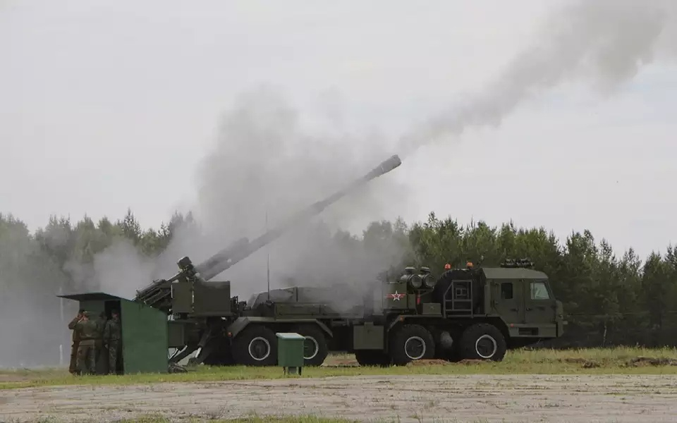 Вооруженные силы России отправили в зону СВО партию новейших самоходных колесных гаубиц «Мальва», полученных от Ростеха.