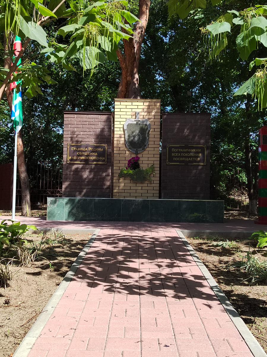 Памятник воинам-землякам в городе Светлоград.