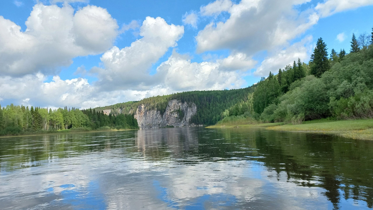 Камень “Писаный” в лучах утреннего солнца