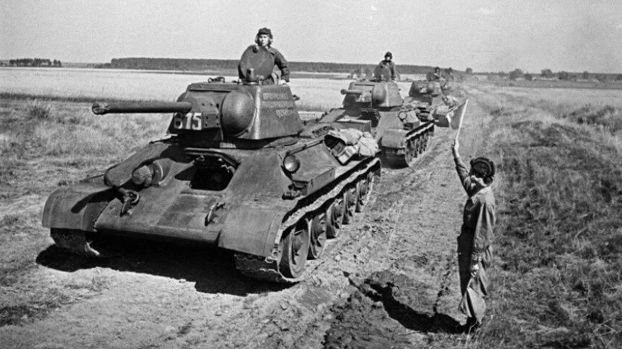 Огнеметный танк ОТ-34 создавался на базе легендарной «тридцатьчетверки» с 1942 по 1944 годы. Машина была оснащена 76-мм (а с 1943 года и 85-мм) орудием и огнеметом АТО-41 (позднее АТО-42).-1-3