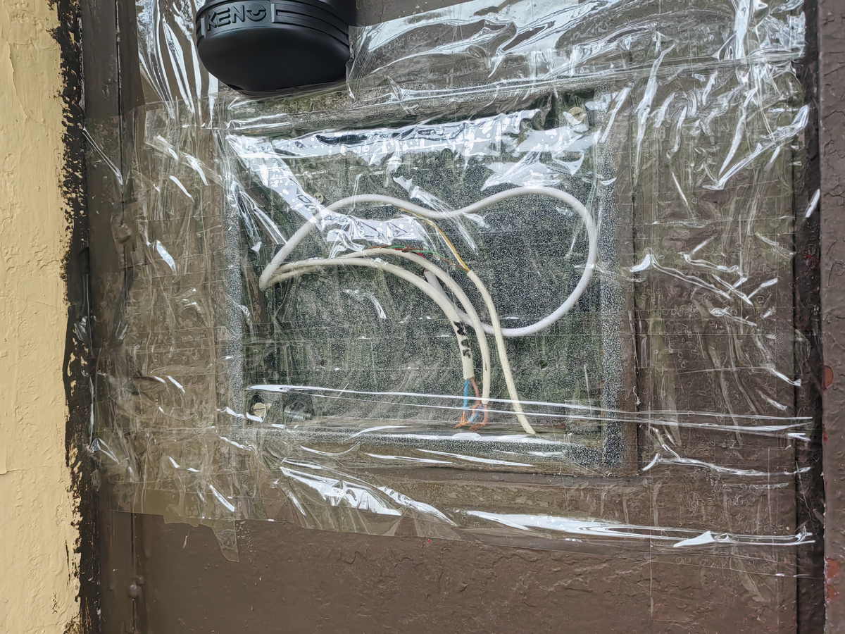 Кстати, камера "Безопасный город" (чуть выше вынутого домофона) не пострадала. Вернее, специалисты смогли её наладить без замены. 