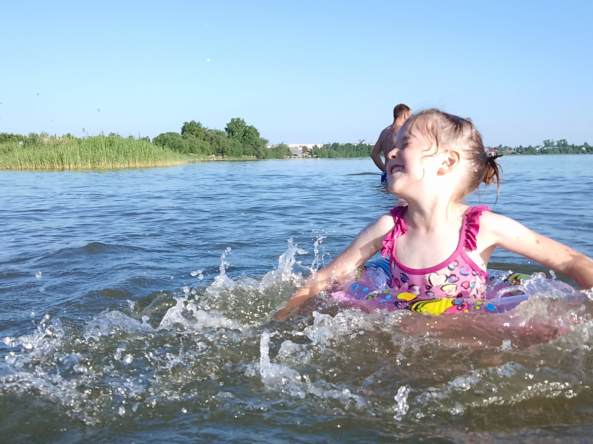 Особенно летом Катюше некогда будет нянькать младших братьев и сестёр. Есть дела и поважнее! Фото от 27 июня 2024 г.