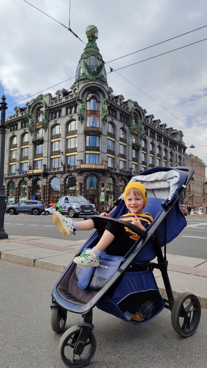 Счастливый гном у знаменитого здания Зингера. 