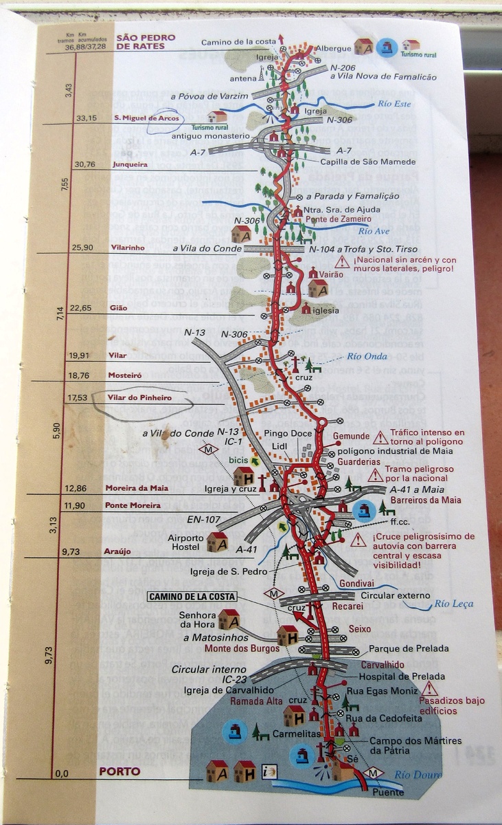 Проезд на метро по красной ветке, которая идет до Vila do Conde. Красным обозначены - брусчатые (90%) или асфальтовые дороги, желтые - грунтовые дороги, серые - автомагистрали. А = Albergue = Приют. Н - отель или хостел. Галочки показывают спуск или подъем. 