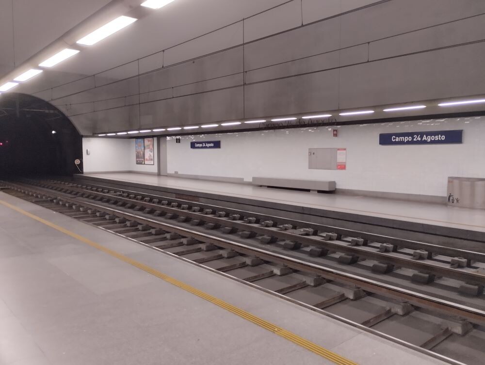 Станция метро в Порту. Ходит трамвай - два вагона. Станции сделаны на три вагона. В центре они ходят каждые 3-5 минут в час пик, но из центра расходятся по разным линиями, поэтому надо смотреть на табло и на табличку на вагоне.