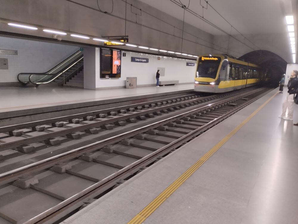 А вот и трамвай встречного направления.