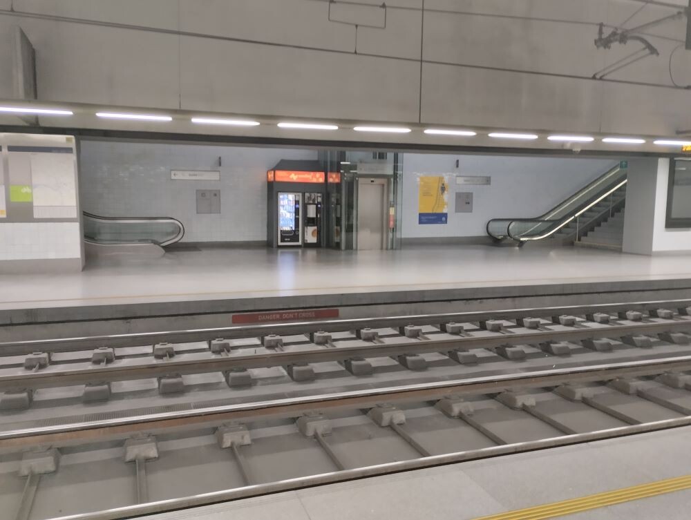 На всех станциях - эскалаторы, лестницы и лифты, хотя глубина около 10 метров, не более.