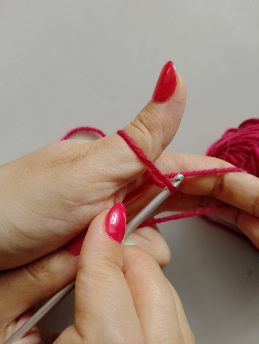 Вводим крючок в получившуюся петельку. Фото из архива автора.