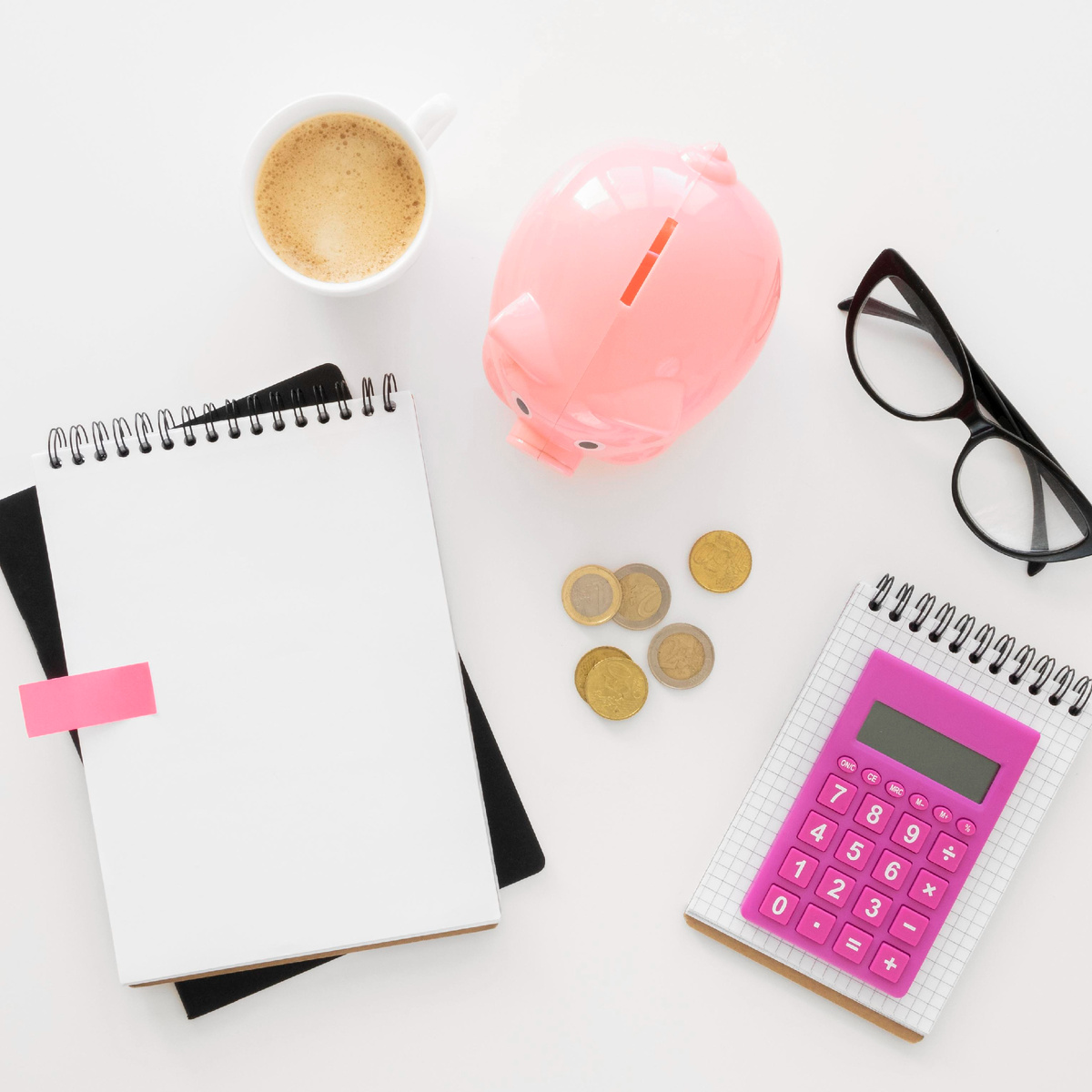 Изображение от <a href="https://ru.freepik.com/free-photo/top-view-financial-elements-assortment-with-empty-notepad_11072238.htm#query=%D0%BF%D0%BB%D0%B0%D0%BD%D0%B8%D1%80%D0%BE%D0%B2%D0%B0%D0%BD%D0%B8%D0%B5%20%D0%B1%D1%8E%D0%B4%D0%B6%D0%B5%D1%82%D0%B0&position=13&from_view=keyword&track=ais_user&uuid=38b9f107-9f76-464d-8525-a85eaf538cce">Freepik</a>