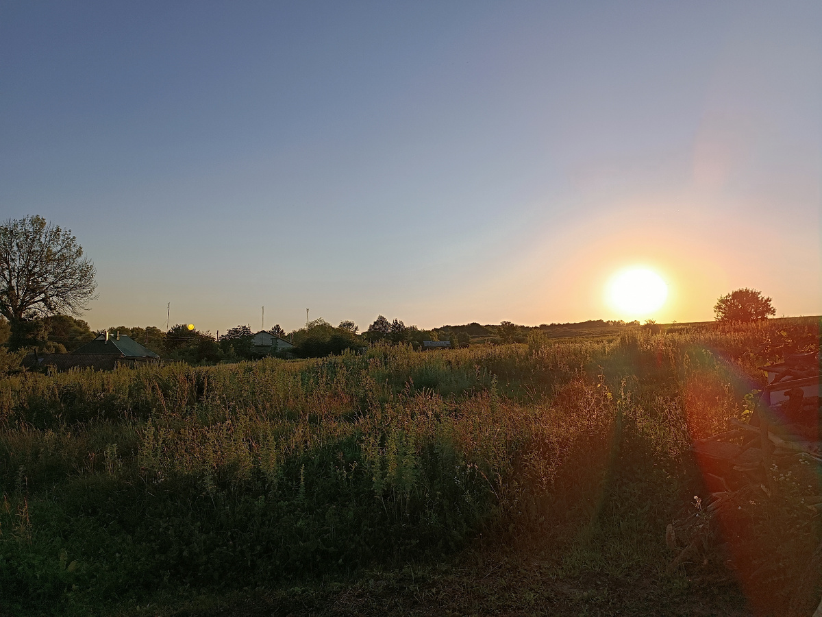 Солнышко как чисто садилось, значит, завтра дождя не будет 😊