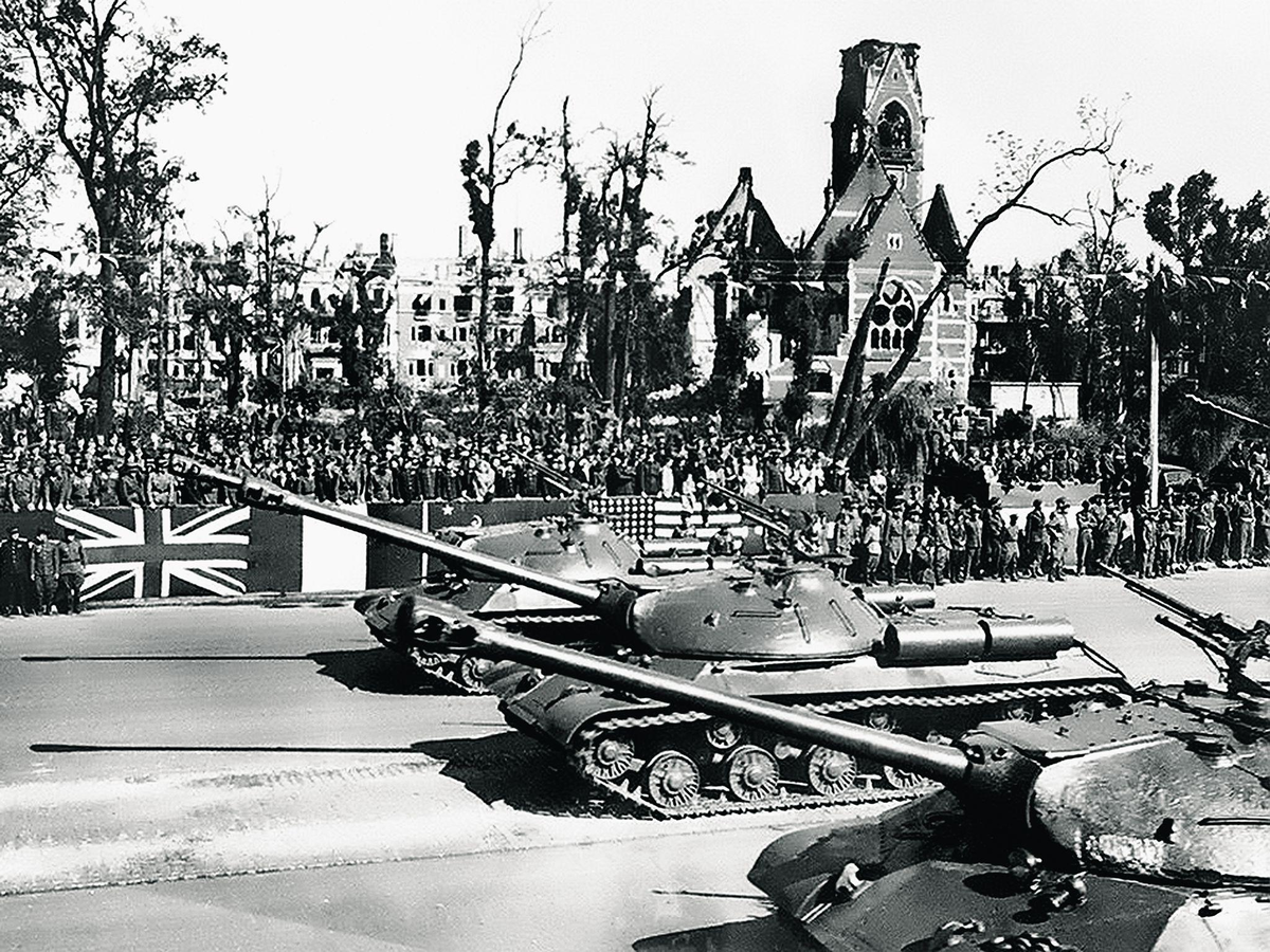 Фото с парада 7 сентября 1945 года в Берлине. ИС-3