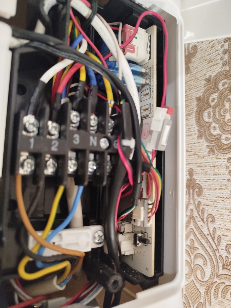 Вот она, выглядывает из-за проводов