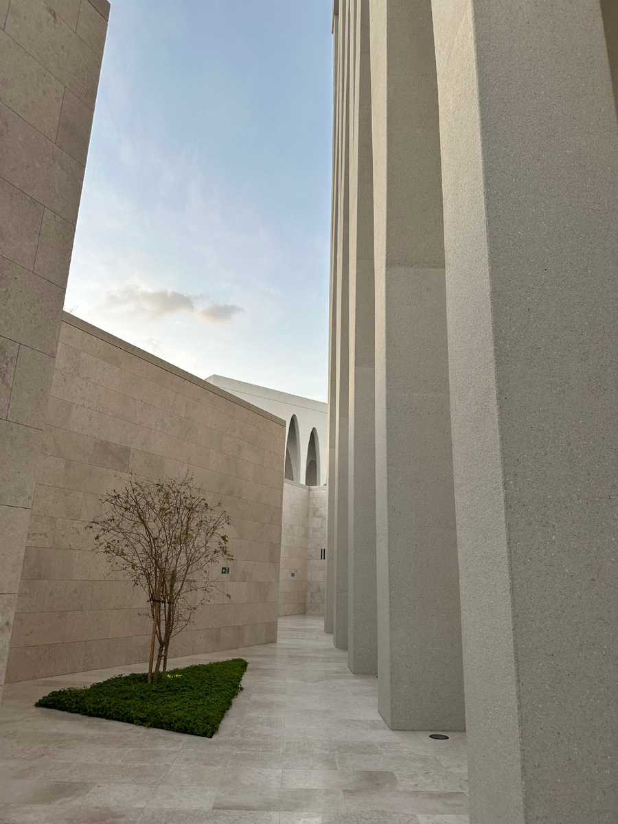 Белоснежные проходы в Доме семьи Авраама. Фото автора  