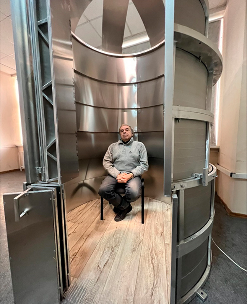 Профессор А.В. Трофимов в Космобиотроне КБ-мТ