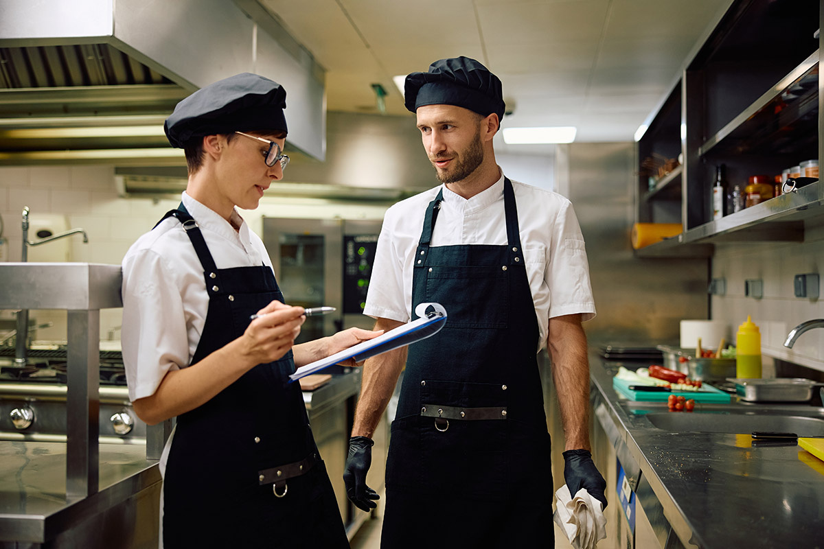    Если на кухне закончатся нужные продукты, посетители ресторана не получат заказы. Источник: Shutterstock