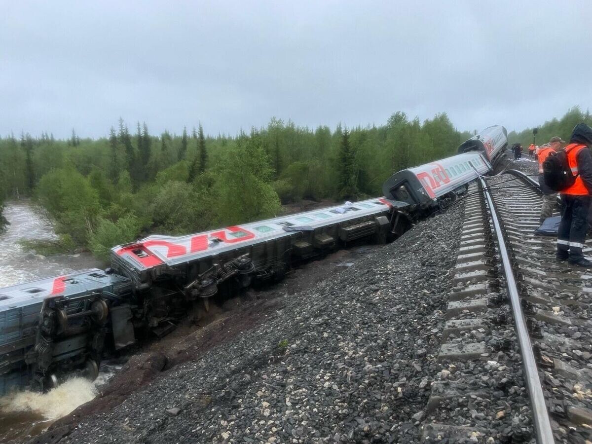    Пассажирский поезд, сошедший с рельсов в районе города Инта республики Коми© Фото : ГУ МЧС России по Республике Коми