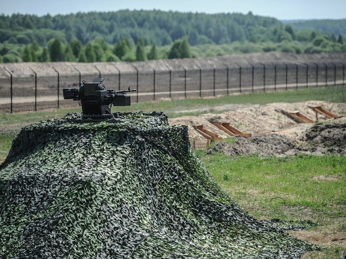    На участке границы Украины с Россией© AP Photo / Andrew Kravchenko