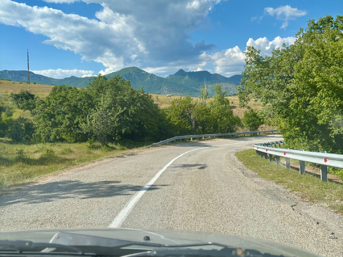 На машине можно легко добраться до всех интересных мест