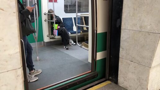 А вы знаете зачем в метро в Петербурге двойные двери?