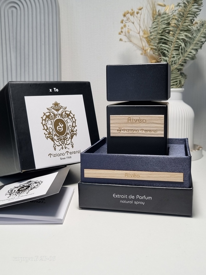Чувственная композиция Rivea от Tiziana Terenzi воссоздает элементы «сладкой жизни».  И забегая на перед, сразу скажу вам - вот однозначно, это аромат один из, в котором сам от себя кайфуешь на 200%. Ну как хорош! Сначала позитивные и веселые цитрусы. Потом вееричный цветочный танец а потом... При смешивании с секретом человеческой кожи и при нагреве от тепла тела превращается в невероятно притягательный индивидуальный аромат.	
 А амбра еще привносит ауру сексуальности. Как известно, амбра причислена к группе афродизиаков. Такой вот летний и позитивный аромат. Думая, что он придется по нраву большинству ценителей творчества Terenzi.
Верхние ноты: Давана, Лимон, Роза, Шафран;
Средние ноты: Амирис, Ветивер, Янтарь, Пачули, Морские водоросли.
Базовые ноты: Амбра, Кипарис, Сандал, Бурбонская ваниль.