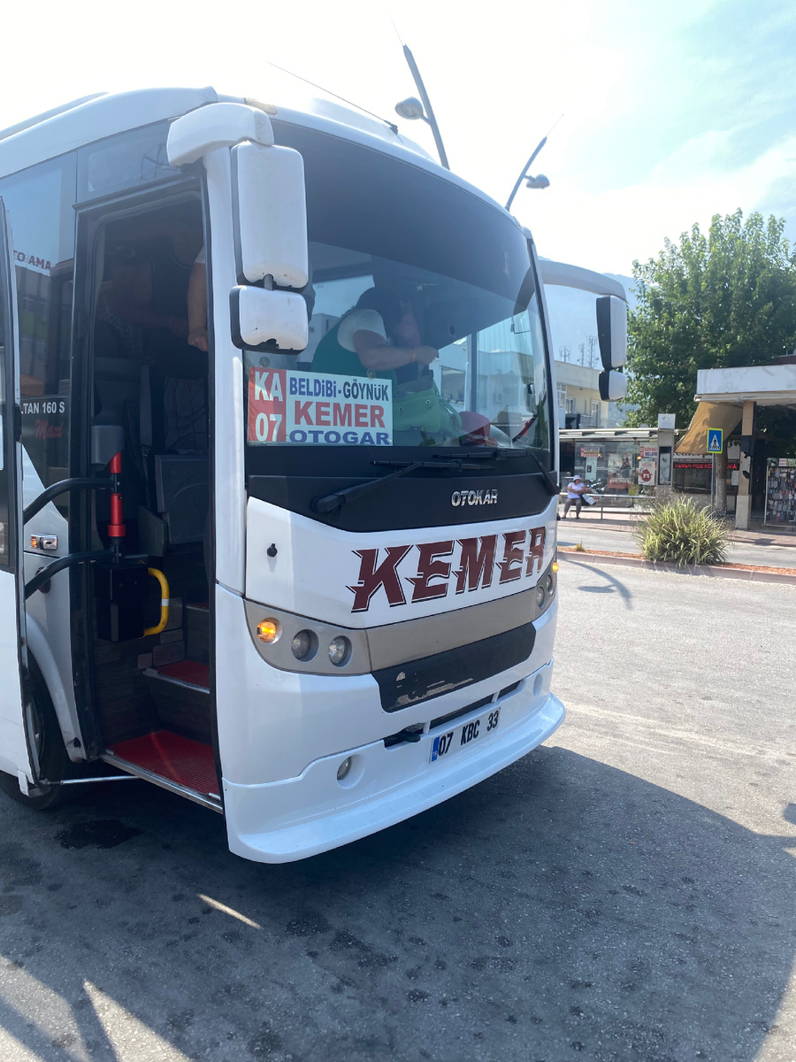 Автобус с табличкой Бельдиби, Гойнюк-Кемер автовокзал