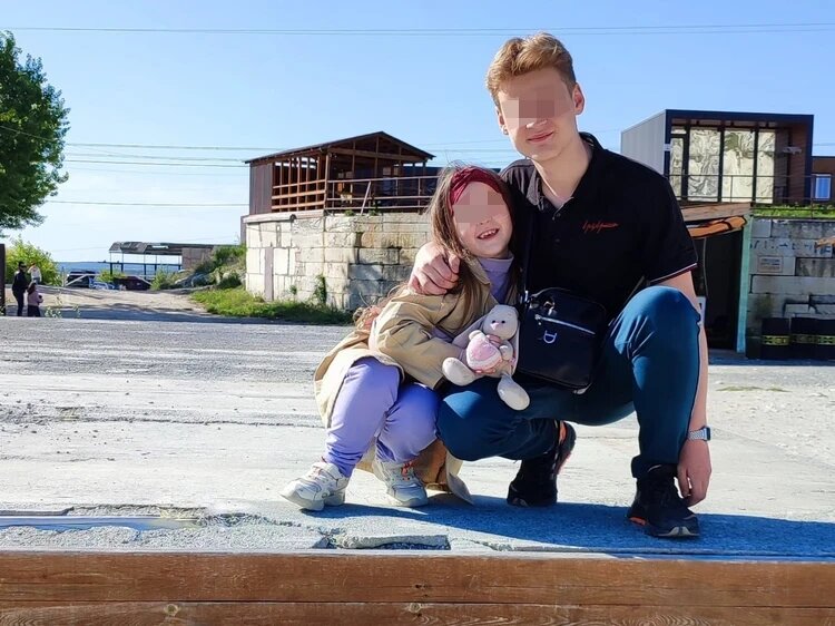 Юра вместе с младшей сестрой. Фото: соцсети