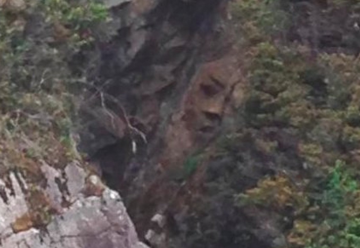 Загадочный снимок.
Источник фото: https://i.huffpost.com/gen/3110828/images/o-FACE-CLIFF-facebook.jpg