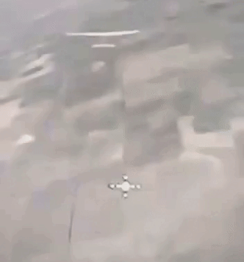    МОМЕНТ АТАКИ ВРАЖЕСКОГО FPV-ДРОНА НА РАЗВЕДЧИК БПЛА "ОРЛАН-10". СКРИНШОТ: ТГ-КАНАЛ "ВОЕННЫЙ ОСВЕДОМИТЕЛЬ"
