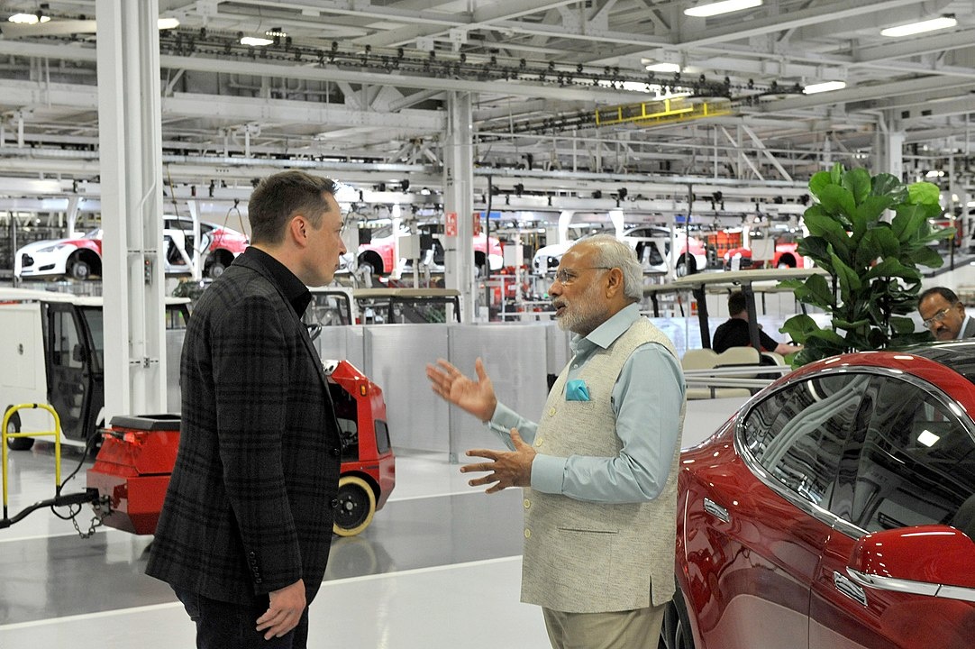   Маск и премьер-министр Индии Нарендра Моди на заводе Tesla Motors, 2015 г. Фото: Prime Minister's Office, GODL-India ​