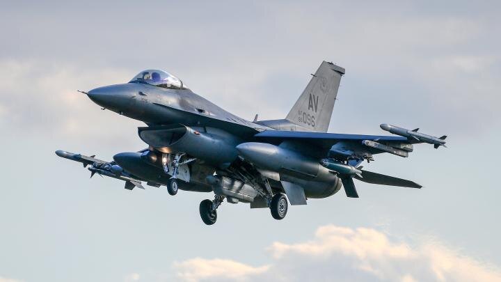 Зарево и непрекращающиеся взрывы: Россия нанесла мощный удар по авиабазам Украины. К встрече F-16 готовы