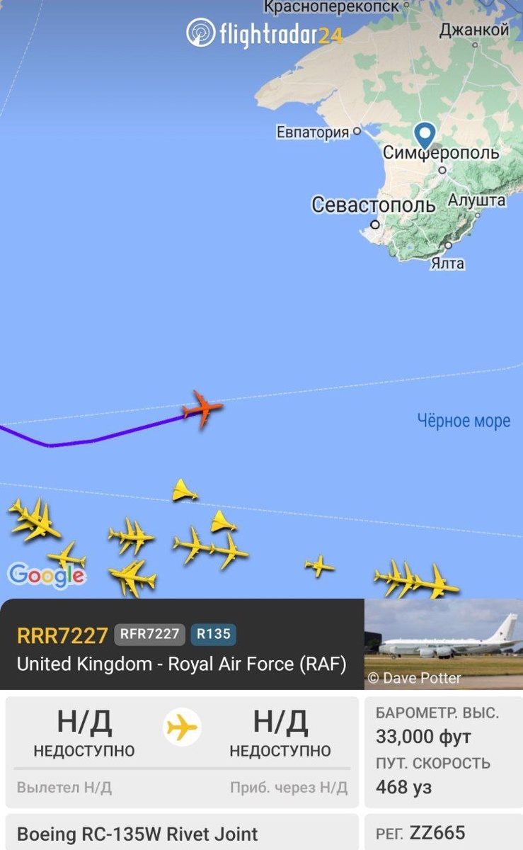 "Английский RC-135 с экипажем и прикрытием из 2х истребителей будет сегодня в центре внимания и надеюсь не только подписчиков флайтрадара. С одной стороны кошмарить его можно уже и Су-35 и Су-30, с другой стороны о атаке вооружением речь не стоит даже в теории", - говорит ветеран авиации.