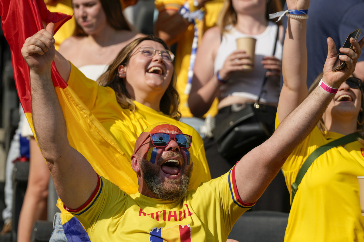    Чемпионат Европы по футболу смело можно назвать не только спортивным соревнованием, но и противостоянием болельщиков. Каждый из них пытается выглядеть максимально необычно. Кто-то раскрашивает голову в цвета национального флага / AP / Frank Augstein
