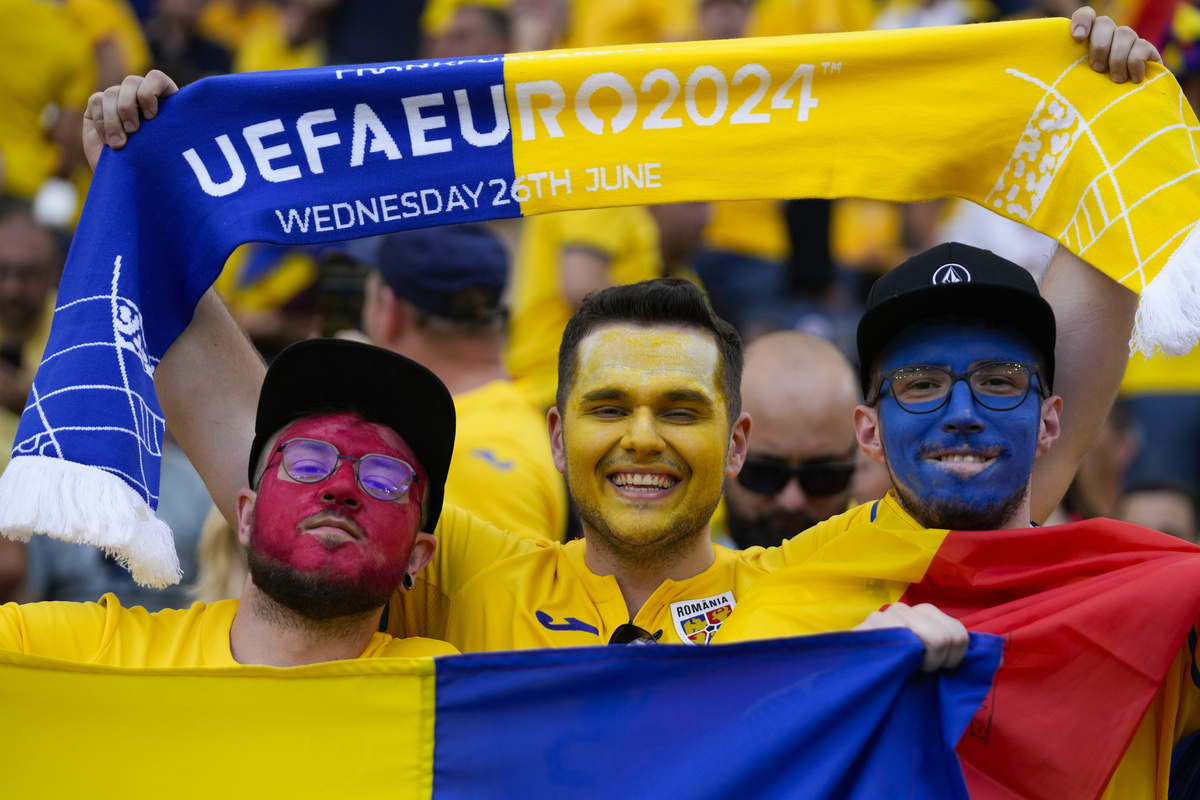    А если стяг позволяет, можно просто взять троих человек и каждого покрасить в нужный цвет / AP / Themba Hadebe