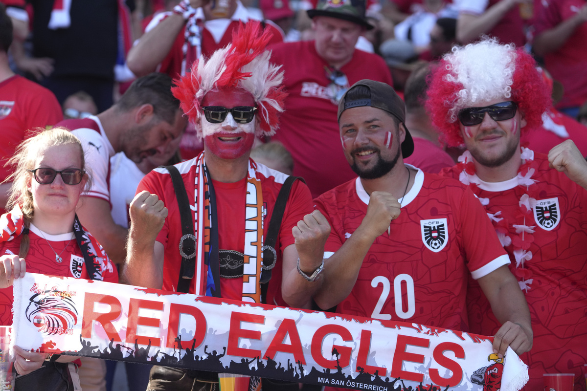    Разумеется, в ход идут и парики нужной расцветки. Так, например, выглядят поклонники сборной Австрии / AP / Sunday Alamba