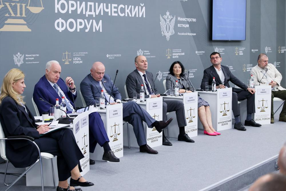 Мигранты в России: угроза или спасение для экономики? Бастрыкин против Клишаса на Петербургском юридическом форуме по миграционному вопросу