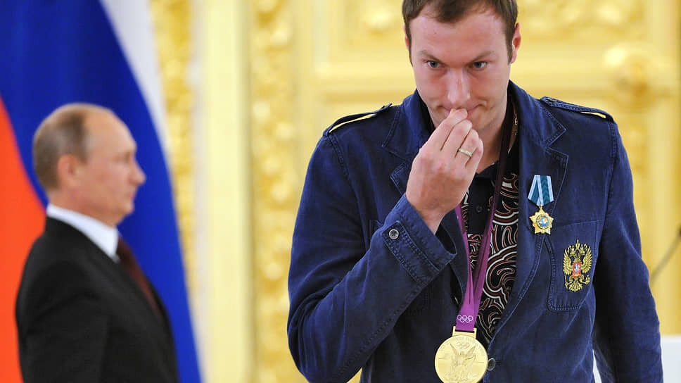 Фото: Дмитрий Духанин / Коммерсантъ📷2012 год. Президент России Владимир Путин и член олимпийской сборной России по волейболу Тарас Хтей